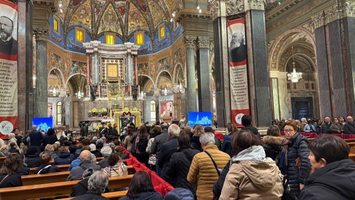 pompei in festa 150 anni dell icona 60mila in coda per il bacio della madonna