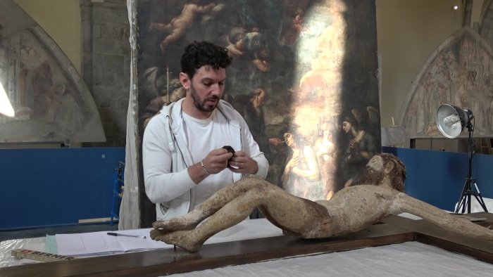 dalla spazzatura al restauro nuova vita a un crocifisso del 500