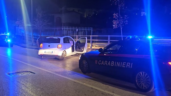 nell auto rubata inseguito dai carabinieri si schianta contro il guardrail
