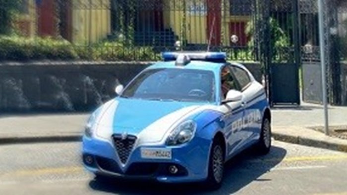 apre la portiera di un auto e si impossessa di una borsa con soldi arrestato
