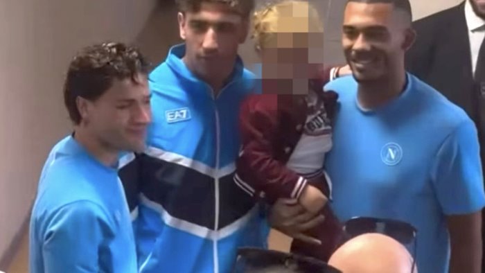 i calciatori del napoli fanno visita ai piccoli pazienti del policlinico