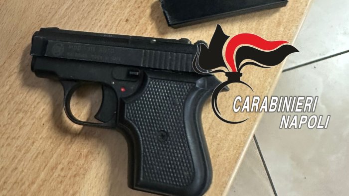 a secondigliano con una pistola scacciacani nel vano sella denunciato