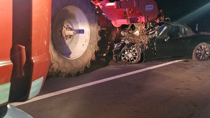 auto finisce sotto un trattore uomo in gravi condizioni