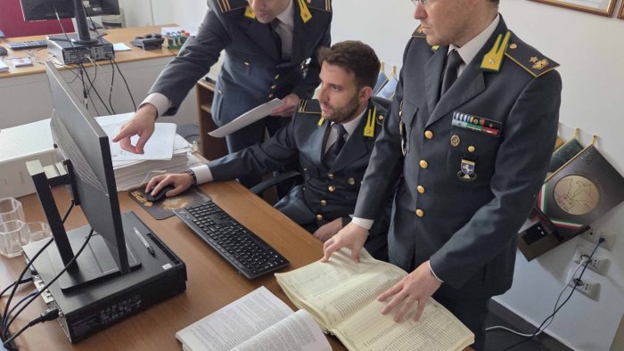 frode iva carburanti maxi sequestro della gdf di napoli per 260 milioni