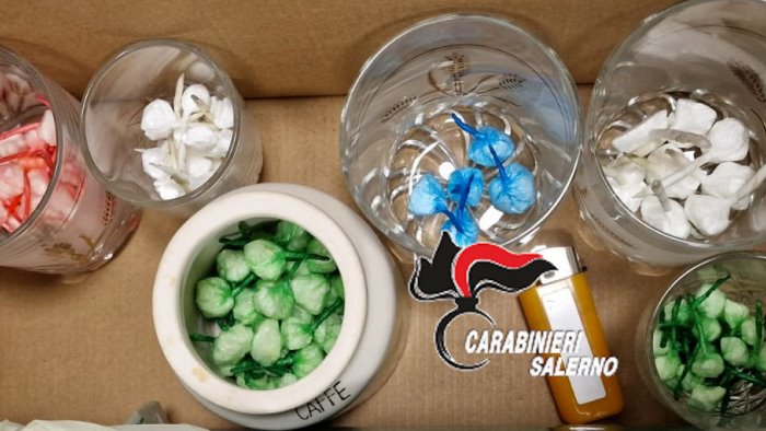 sorpreso con crack e cocaina gia suddivise in dosi scattano le manette