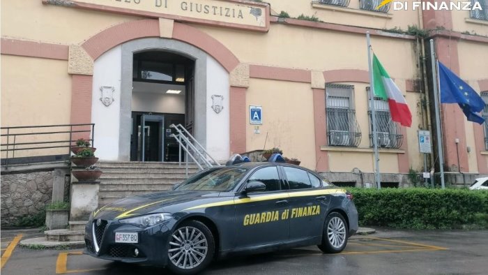 mandati di pagamento falsi dipendente del comune nel mirino della finanza