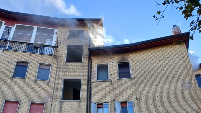 ariano lascia la pentola sul fornello va a fare spesa e trova casa incendiata