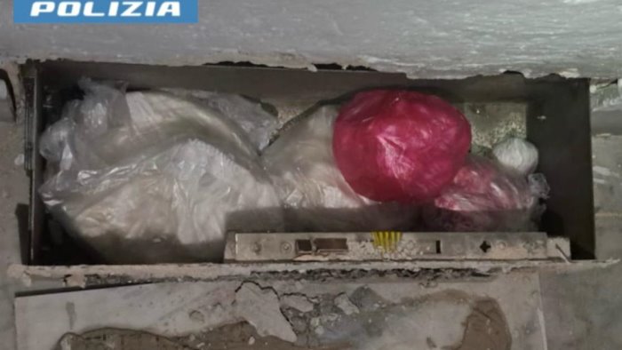 scampia la polizia rinviene oltre 1 kg di cocaina e denuncia un 56enne