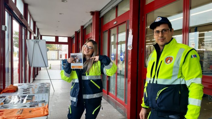 e il giorno della colletta alimentare volontari all ingresso dei supermercati