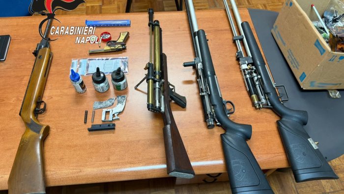 spara col fucile contro le auto in sosta dal tetto della sua abitazione assurdo