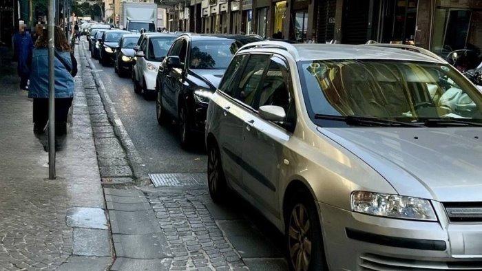 vomero traffico e smog alle stelle pochi i vigili urbani in strada