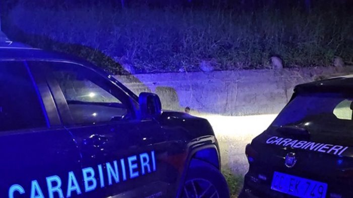 cinquantacinquenne aggredito e rapinato dell auto al centro commerciale