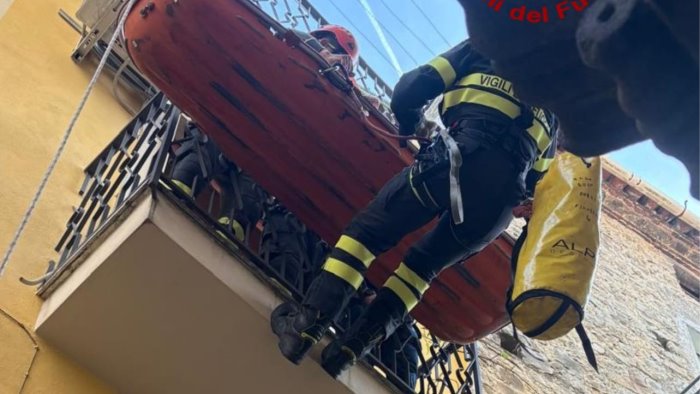anziana cade in casa i vigili del fuoco la imbracano per consentire i soccorsi