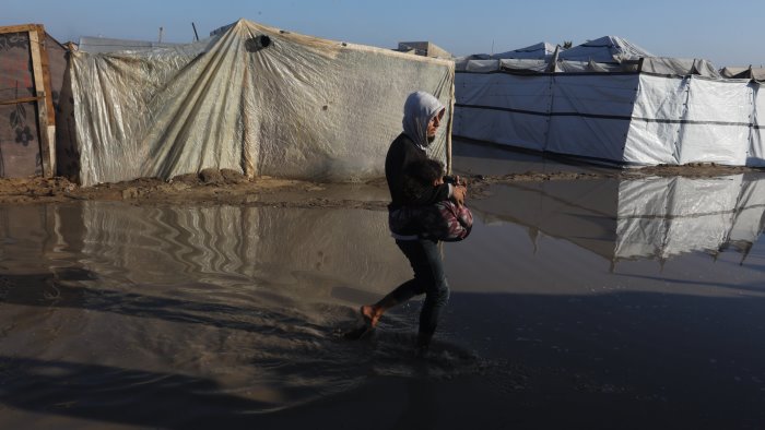 gaza la notte trema vicino alla linea del cessate il fuoco siamo al freddo