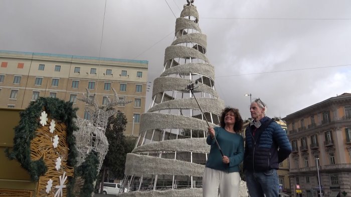 natale a napoli 2025 luci eventi e record di presenze per l immacolata