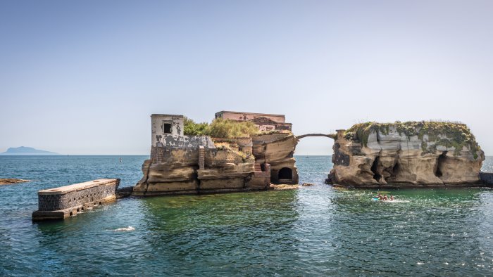 peschereccio in avaria alla gaiola nove persone salvate dalla guardia costiera