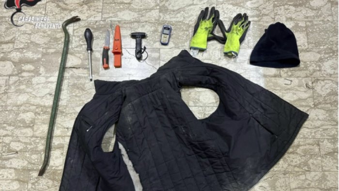 in auto con arnesi utili per lo scasso e un coltello denunciato