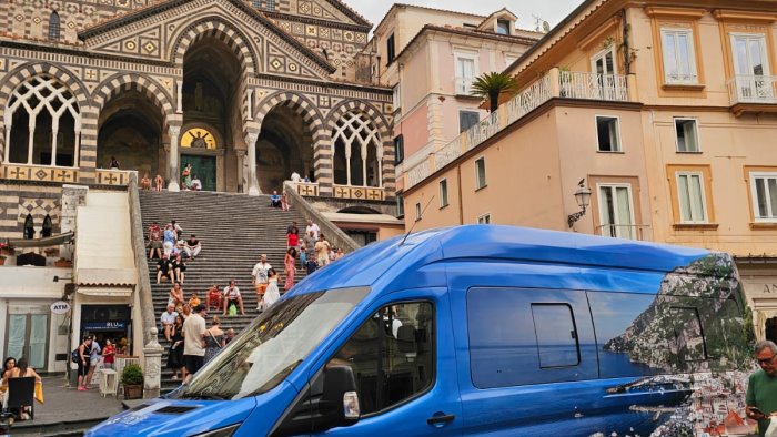 amalfi si rafforza il servizio di mini bus per le frazioni