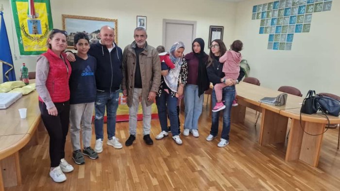 l irpinia con torre le nocelle accoglie la prima famiglia proveniente da gaza