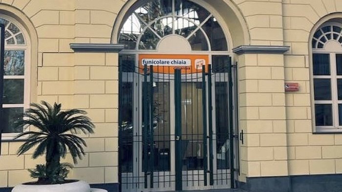 napoli funicolare chiaia ennesimo stop durante la corsa