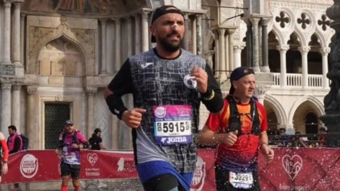 casalbore esulta carmine di blasio portera la fiamma olimpica