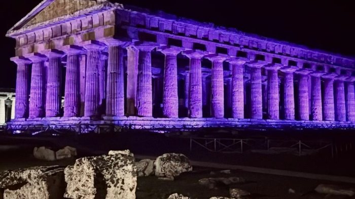 paestum il tempio di nettuno illuminato di viola per la giornata dei prematuri