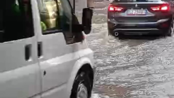 pioggia forte a salerno la citta finisce sott acqua e polemica