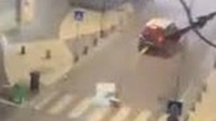 bancomat scassinato e trascinato da un auto in strada una scena da film