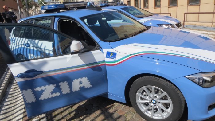 cocaina nascosta nella scarpa giovane denunciato dalla polizia