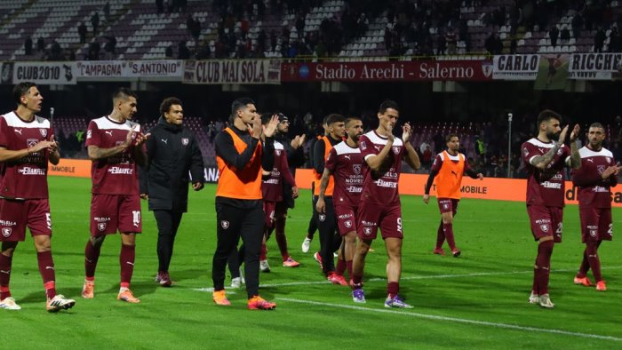 salernitana con il potenza in campo con una fascia rossa la motivazione