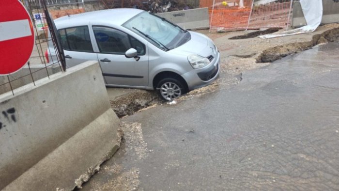 maltempo si apre voragine in strada nel napoletano danni e paura