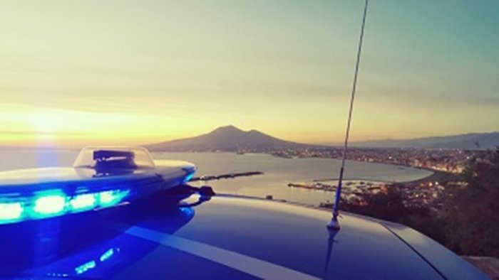 evade domiciliari la polizia lo scopre lui scappa e si arramica ad un palazzo