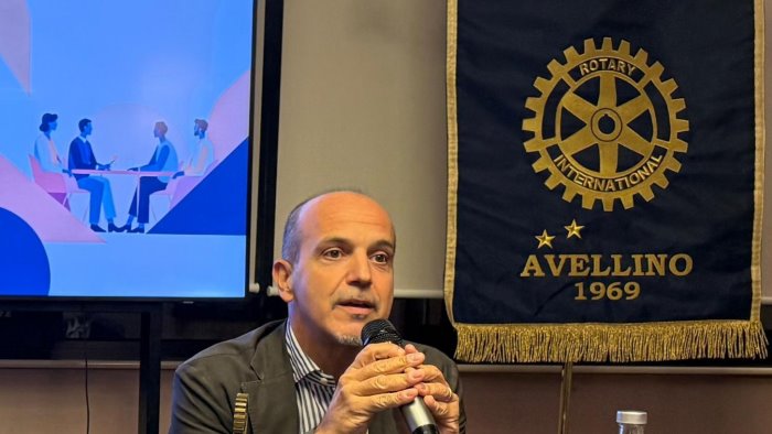 avellino si illumina di rosso rotary in campo contro la violenza di genere