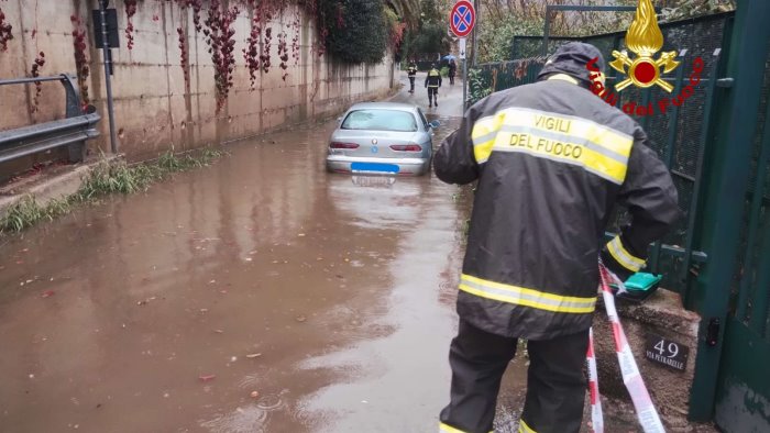 maltempo nel casertano vigili del fuoco salvano un neonato e un bimbo