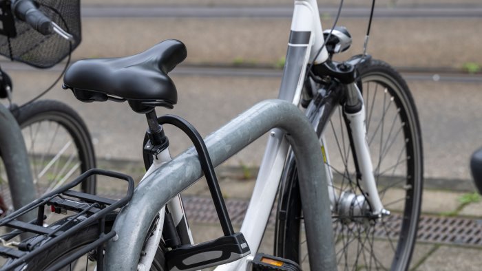 tentano di rapinare la bici a giugliano 28enne accoltellato alla schiena