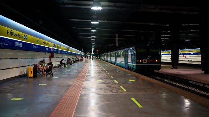 lavori a napoli centrale cambia la circolazione dei treni regionali