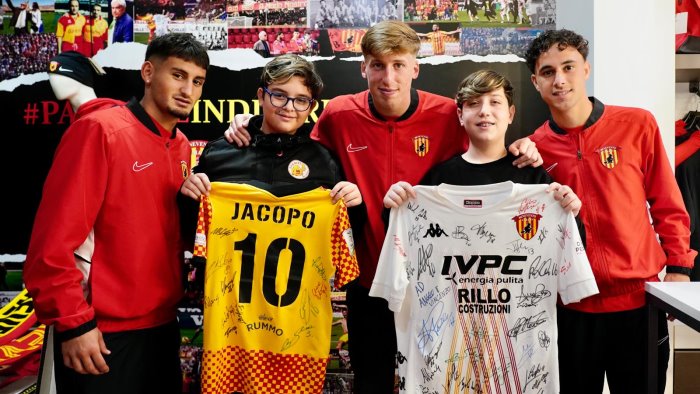 benevento store l abbraccio di carfora esposito e prisco ai tifosi