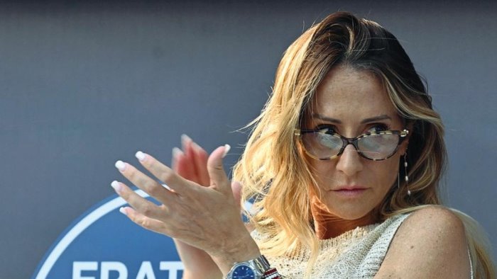 arianna meloni si prepara alla candidatura politica studio inglese e dossier