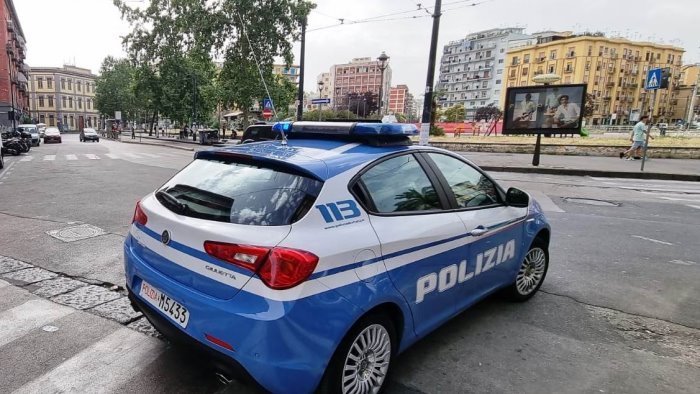 napoli 16enne ferito a colpi di pistola all uscita da un locale
