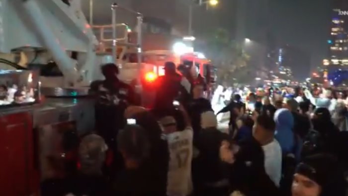 los angeles festa fuori controllo per i dodgers gas lacrimogeni in centro