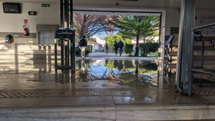 piove e la stazione metro arbostella diventa una piscina disagi per i cittadini