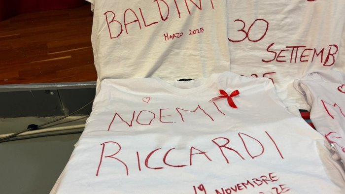 violenza donne flash mob per ricordare noemi riccardi e altre vittime