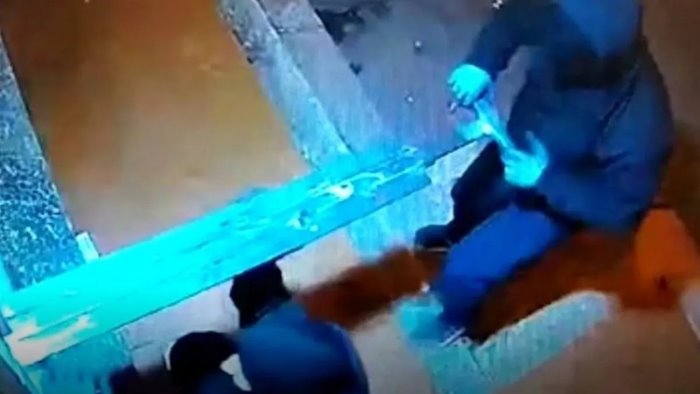 assalti esplosivi ai bancomat in irpinia 4 arresti