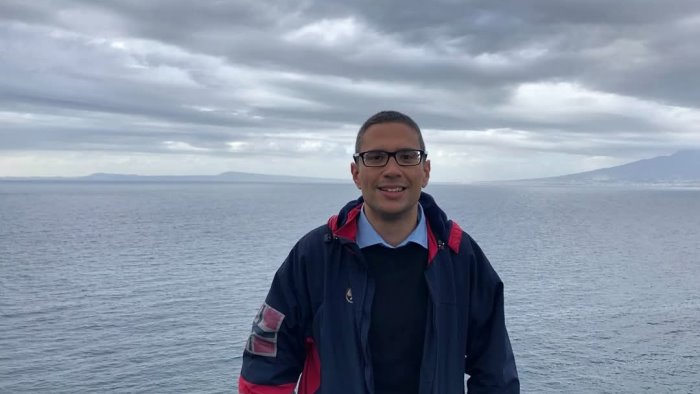 finisce il turno ma resta al fianco del suo paziente grazie dottore sei esempio