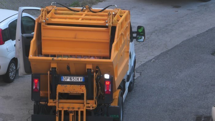 ciclo integrato dei rifiuti in irpinia lavoratori e sviluppo a rischio