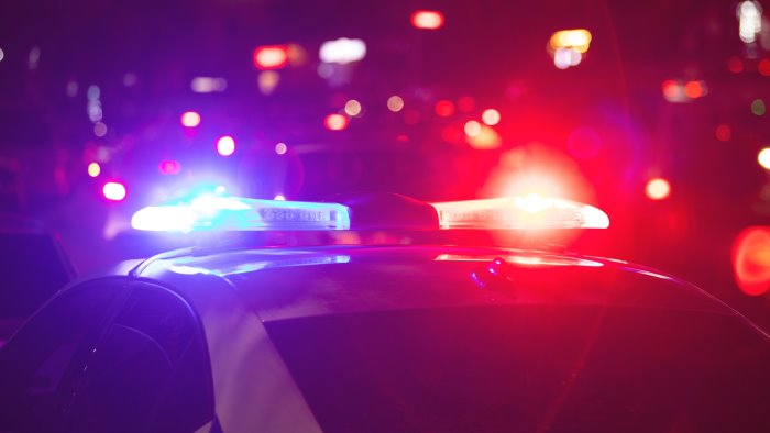 preso mentre sfregia un auto col coltello un altro nei guai per una sciabola