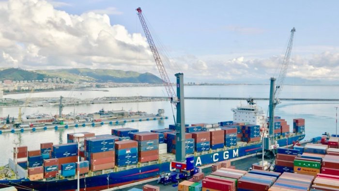 salerno in funzione la maxi gru per container al porto