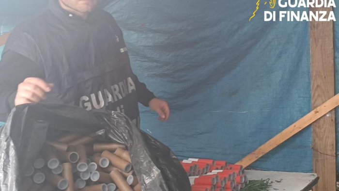 scoperto dalla finanza un opificio abusivo di fuochi pirotecnici