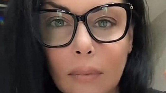 trovata morta in casa a napoli decesso per cause naturali