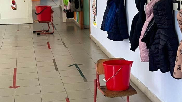 scafati infiltrazioni d acqua nelle scuole l opposizione va all attacco